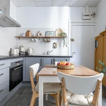 1er Etage Pieton Place De La Pierre Apartment *