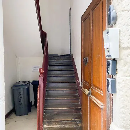 1er Etage Pieton Place De La Pierre Apartment