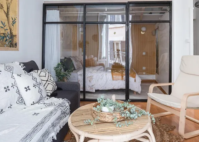 1er Etage Pieton Place De La Pierre Apartment *