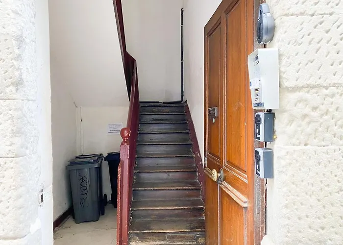 1er Etage Pieton Place De La Pierre Apartment